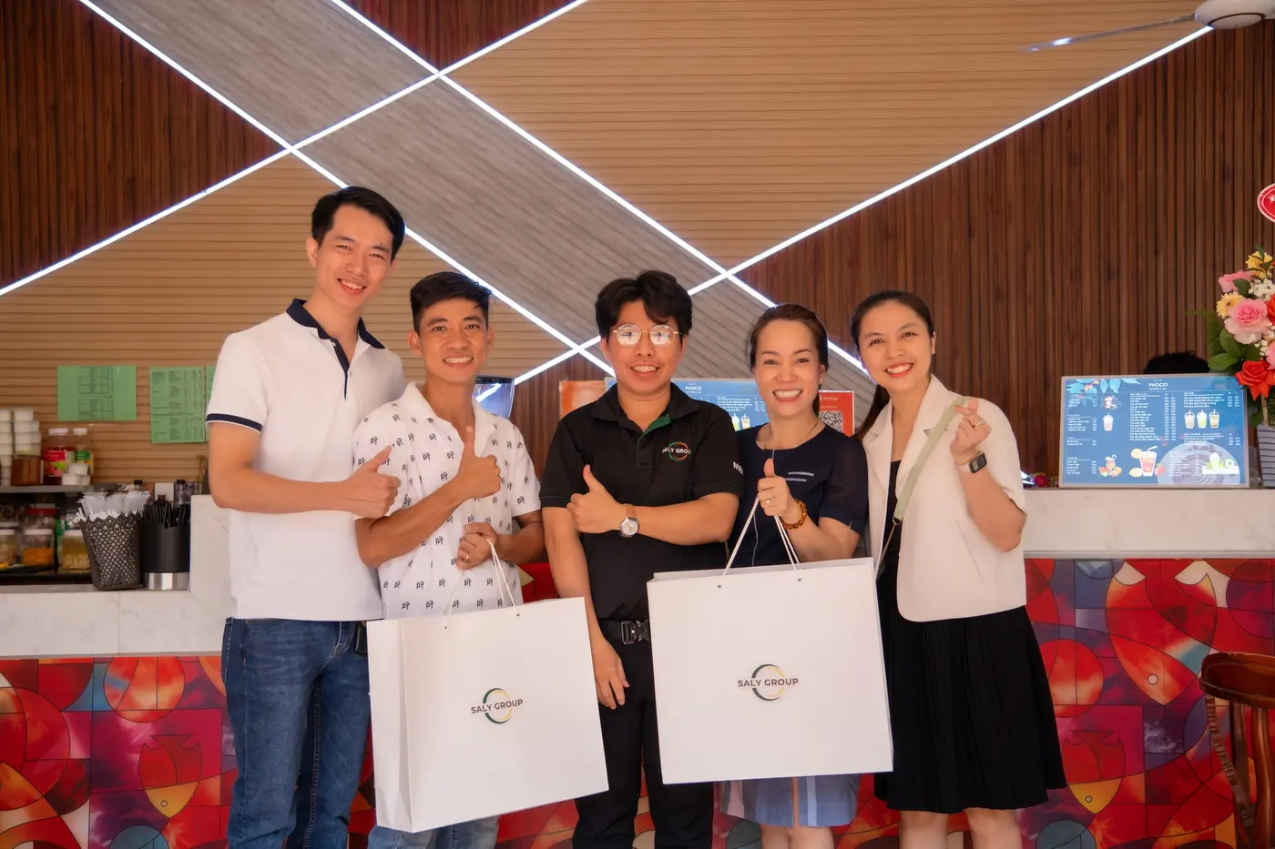 Đội ngũ Saly Academy đến thăm quán mới khai trương của học viên
