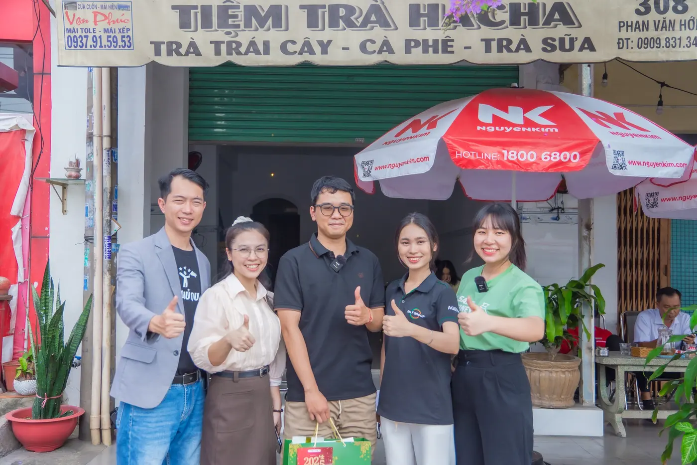 Tiệm trà Macha của học viên với biển hiệu trà trái cây, cà phê, trà sữa