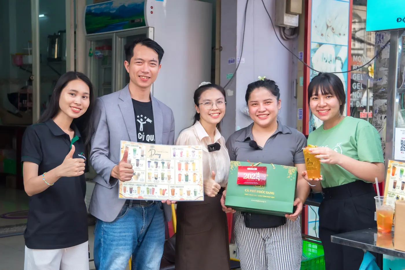 Học viên và đội ngũ Saly Academy trước quán mới khai trương