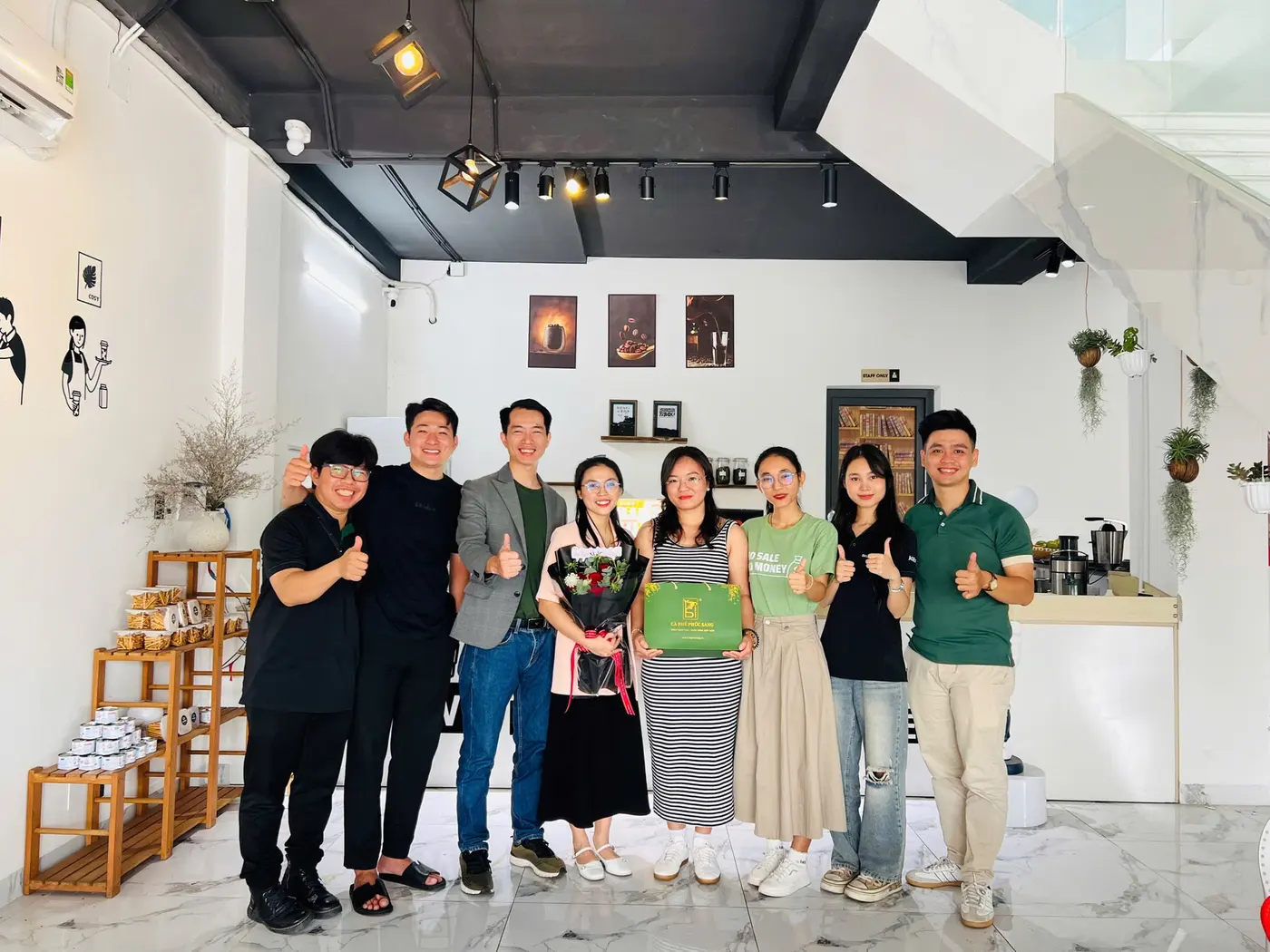 Học viên và đội ngũ Saly Academy chụp ảnh trong quán