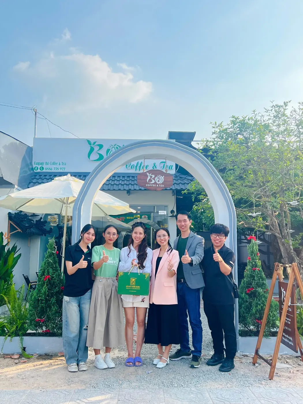 Học viên chụp ảnh cùng đội ngũ Saly Academy trước quán mới