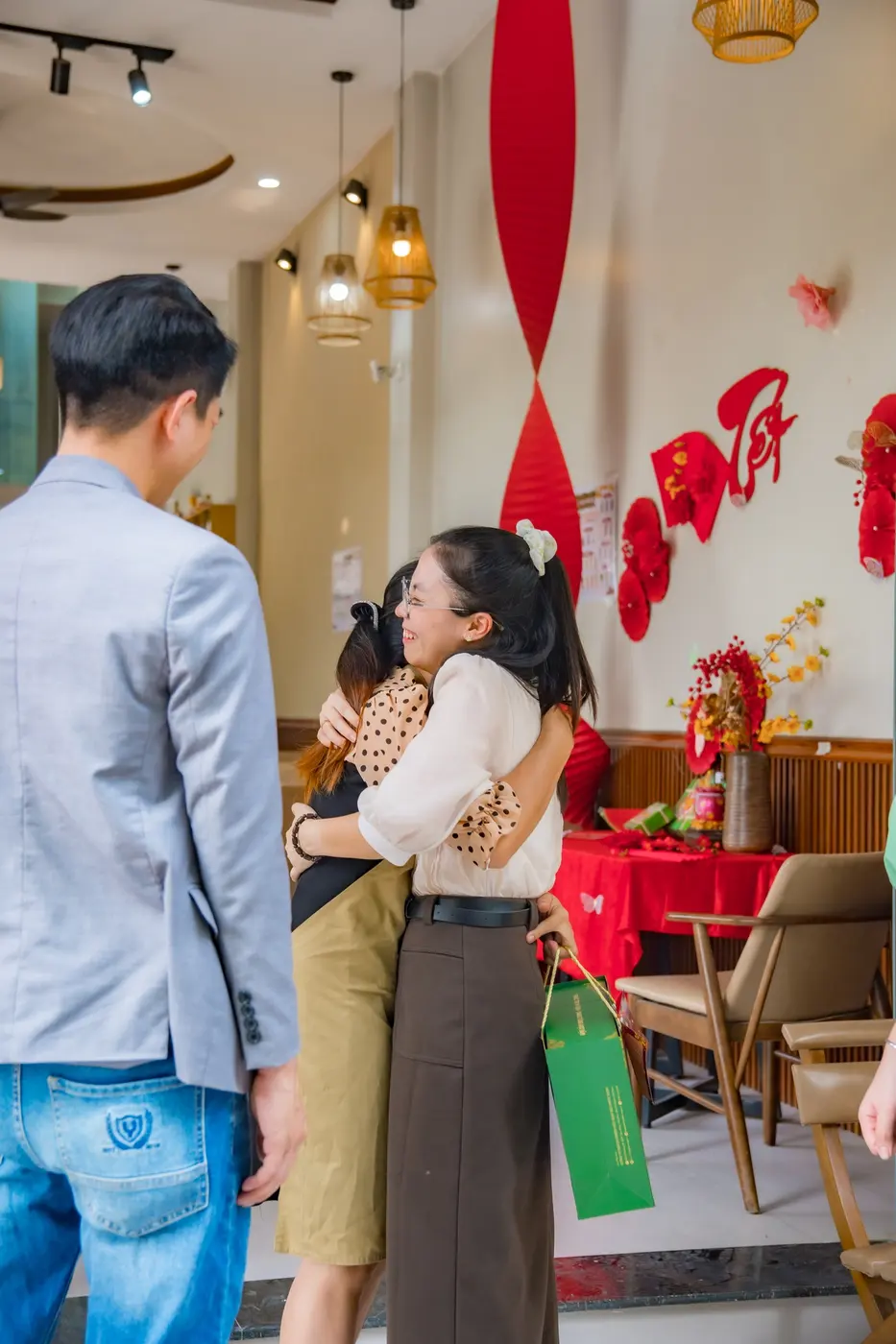 Đội ngũ Saly Academy chụp ảnh cùng chủ quán là học viên