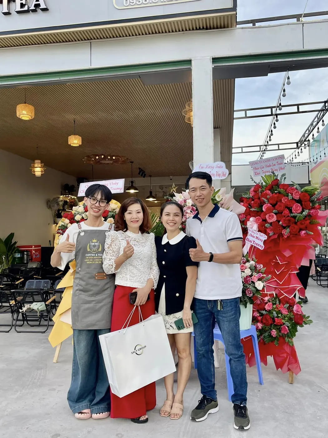 Học viên nhận quà khai trương từ đội ngũ Saly Academy