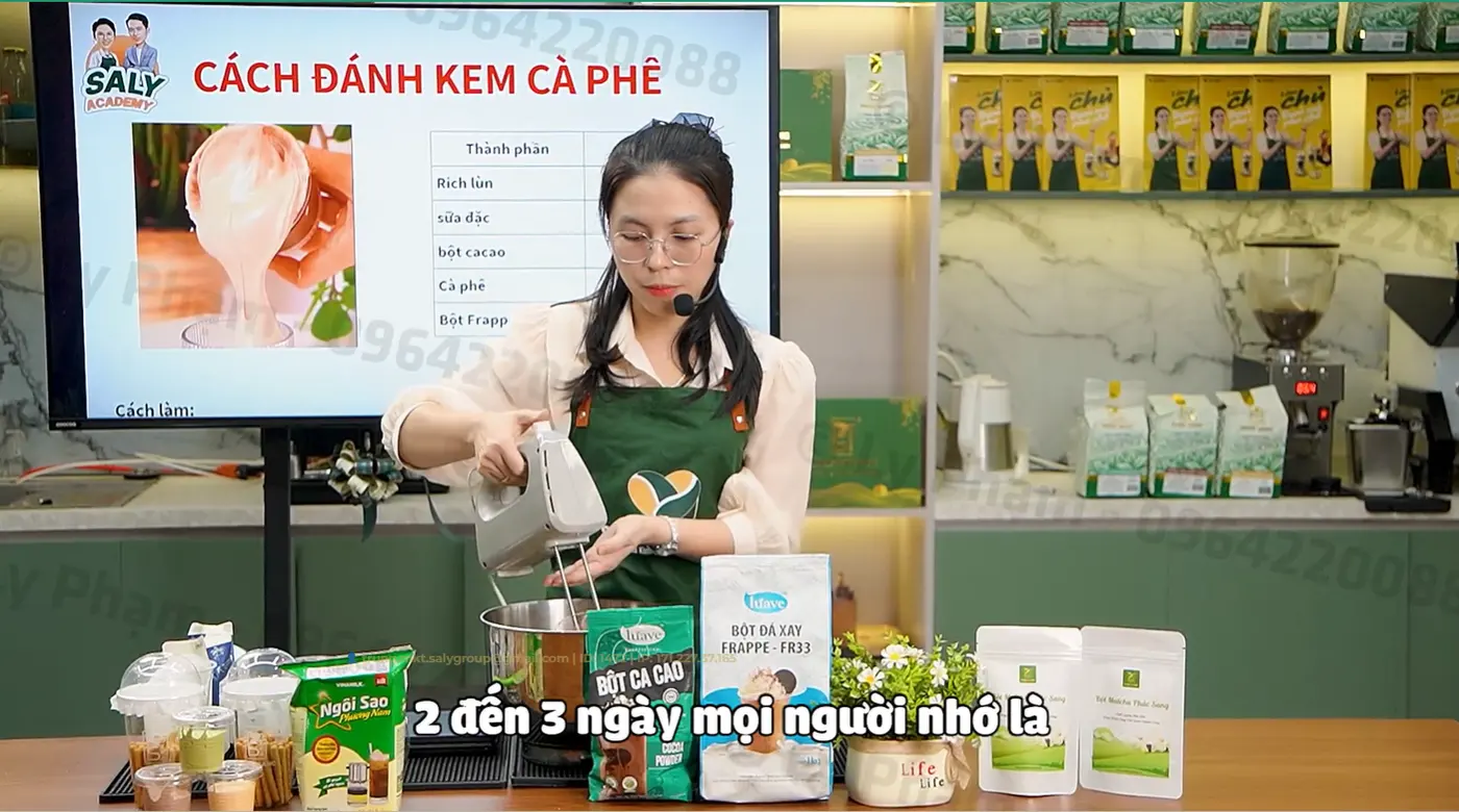 Bài giảng cách đánh kem cà phê được quay tại phòng thực hành của Saly Academy