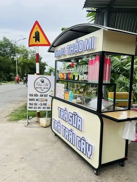 Xe trà sữa Thảo Mi của học viên bán bên đường