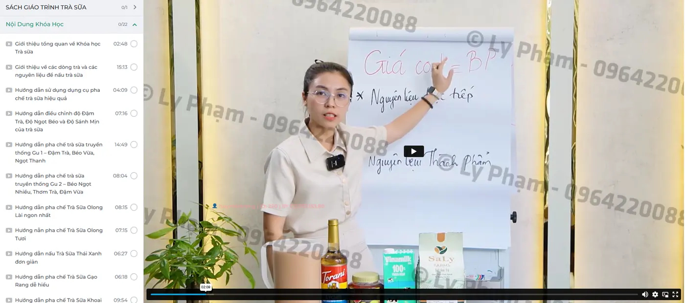Giao diện học của khóa trà sữa: danh sách 22 bài giảng bên trái và trình phát video bên phải
