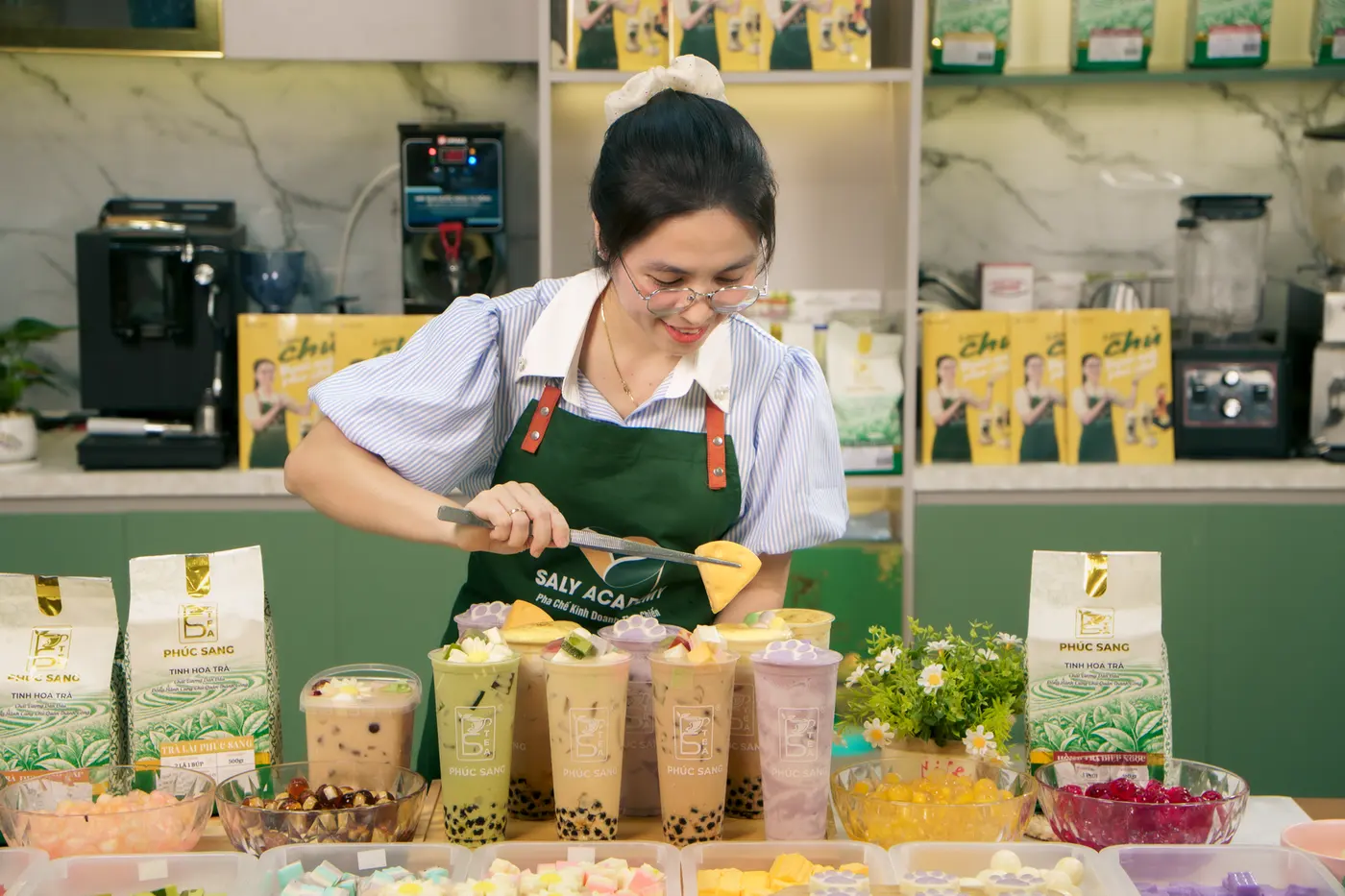 Giảng viên đang đánh sốt kem trong buổi quay bài giảng khóa sốt kem dẻo