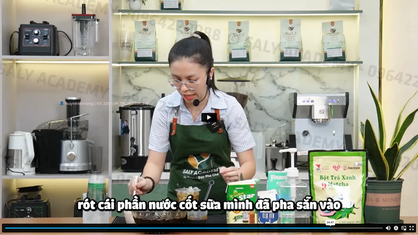 Giảng viên hướng dẫn pha chế tại phòng thực hành của học viện Saly Academy
